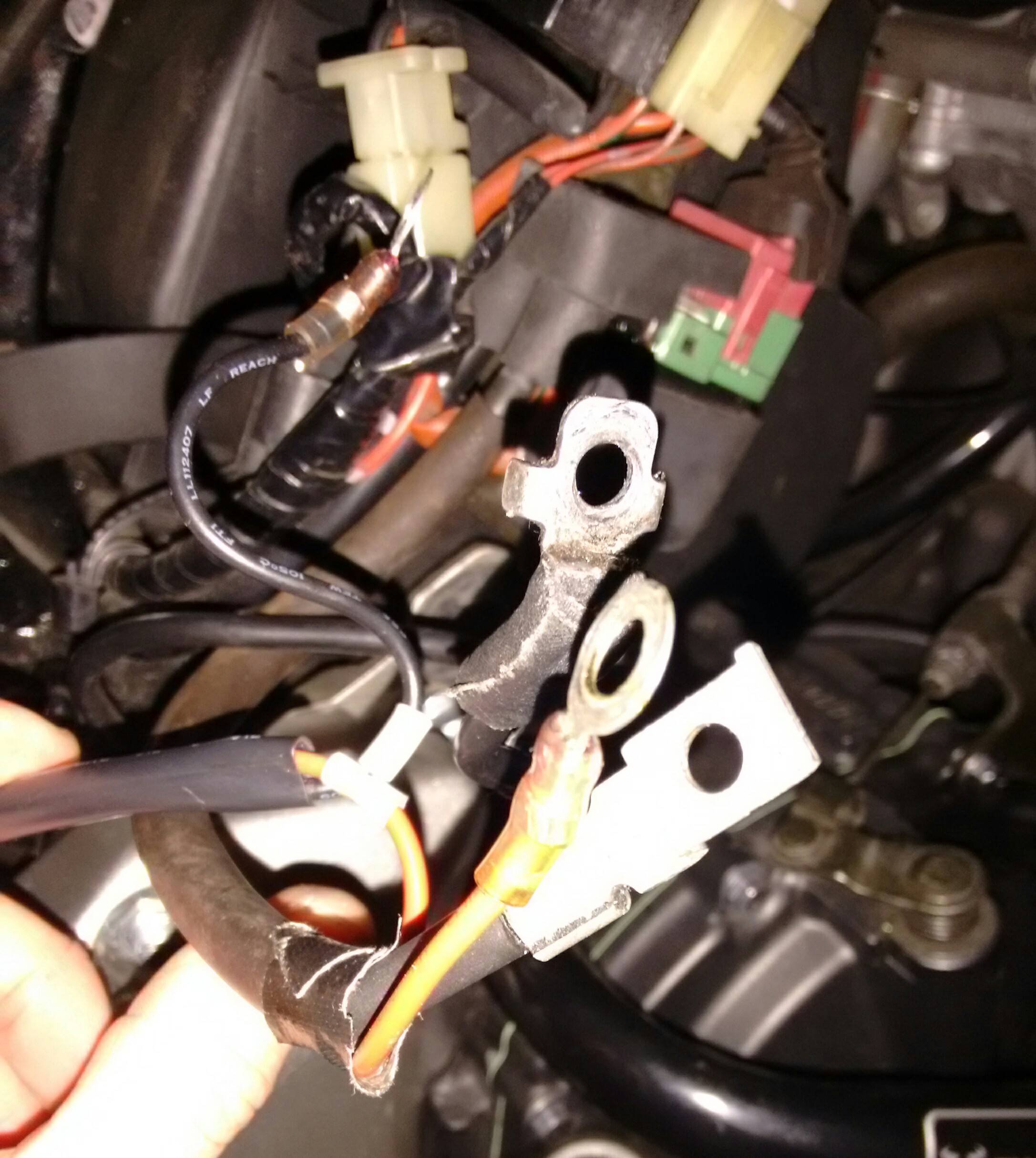 udvande Herre venlig jeg fandt det Installation af et batteri i en karbureret motorcykel med ABS